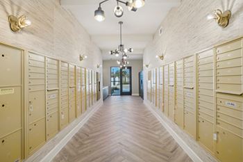 24/7 Mailroom w/ luxerone package lockers